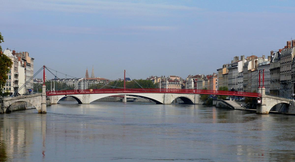 Lyon - Passerelle Abbé-Paul-Couturier (ancienne passerelle Saint-Georges) vue de l'aval et le pont Bonaparte en arrière-plan 