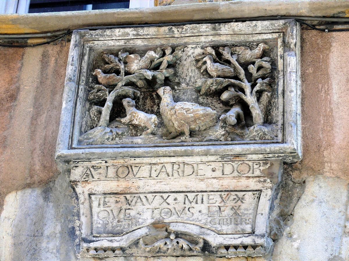 Lyon - Maison de l'Outarde d'Or - Enseigne sculptée en façade «Je vaux mieux que tous les gibiers, 1708» qui a donnée son nom à la maison. La petite outarde, ou canepetière, est un oiseau échassier devenu rare, qui était recherchée pour sa chère savoureuse