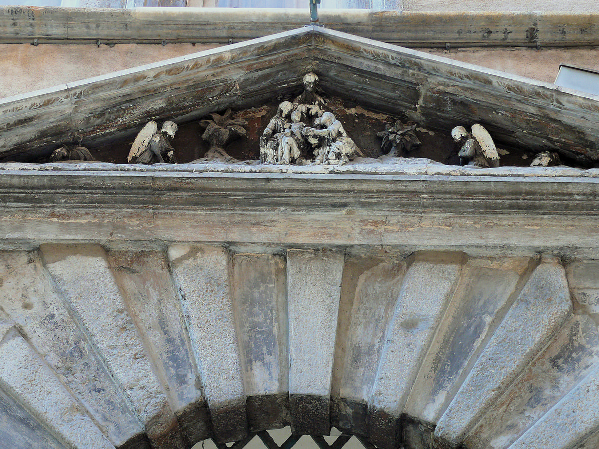 Fiche média no. 138277 Lyon - Maison du Crible, Tour Rose - Le fronton triangulaire à refends du portail à colonnes annelées possède un décor sculpté représentant une adoration commandé en 1603 par François de Clapisson