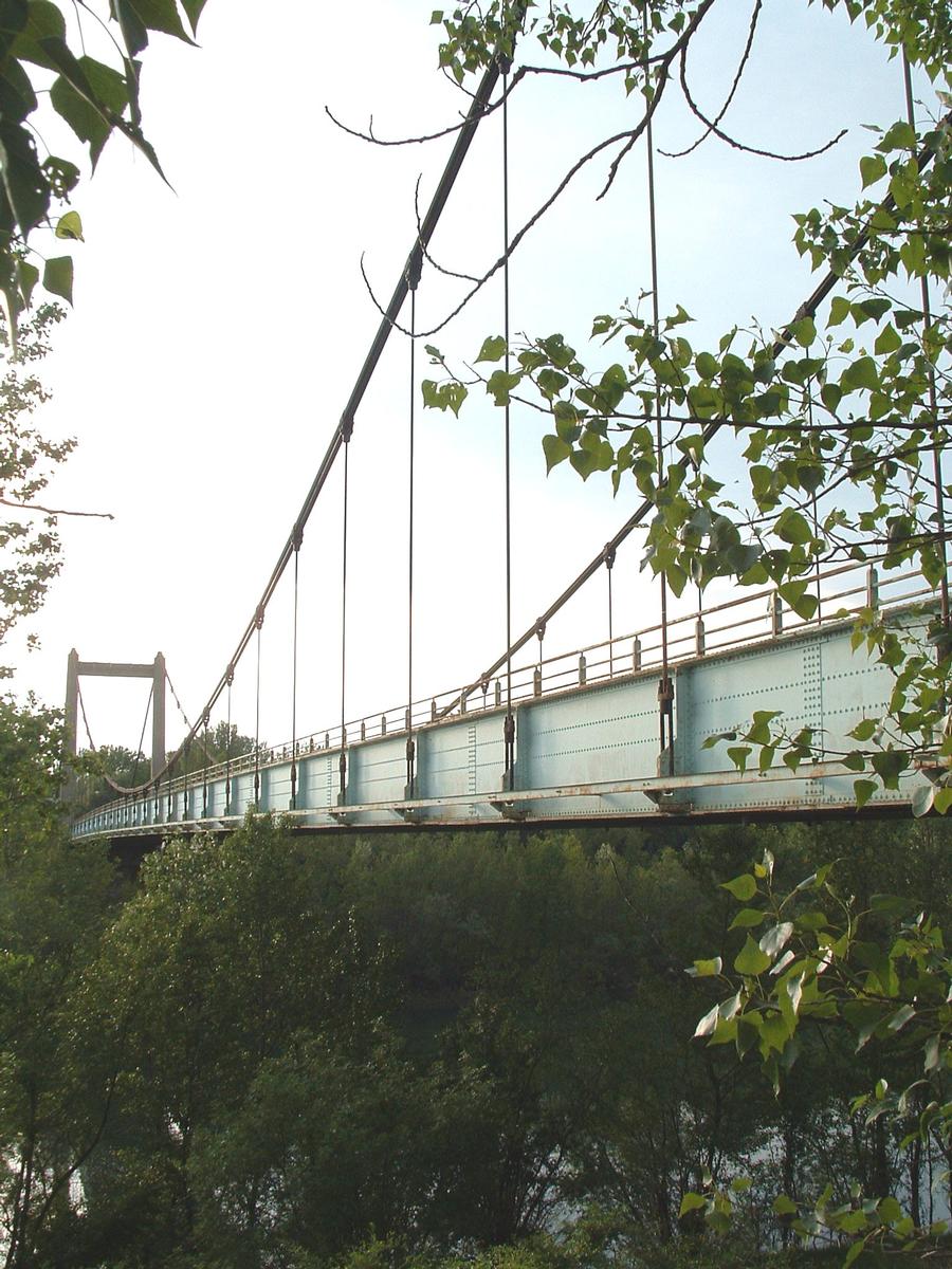 Pont suspendu de Solaize au-dessus du canal d'amenée CNR du barrage de Pierre-Bénite 