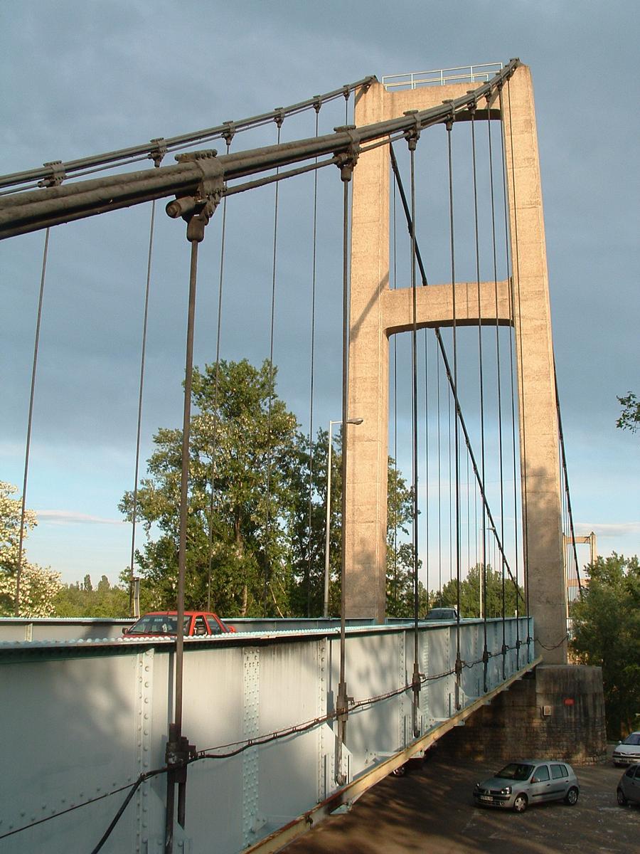 Pont suspendu de Vernaison au-dessus du Rhône 