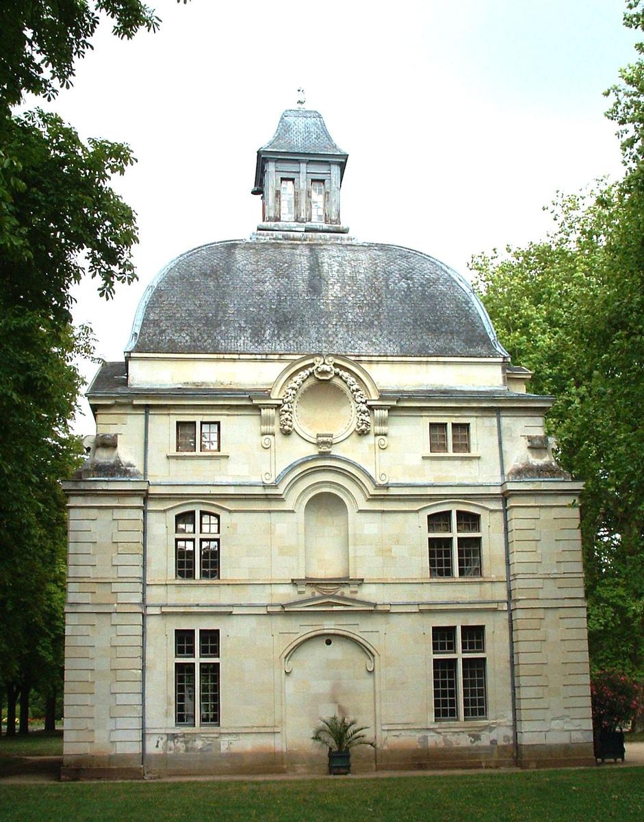 Château de Richelieu - Le dôme, un des rares bâtiments subsistant. Il faisait partie des communs du château 