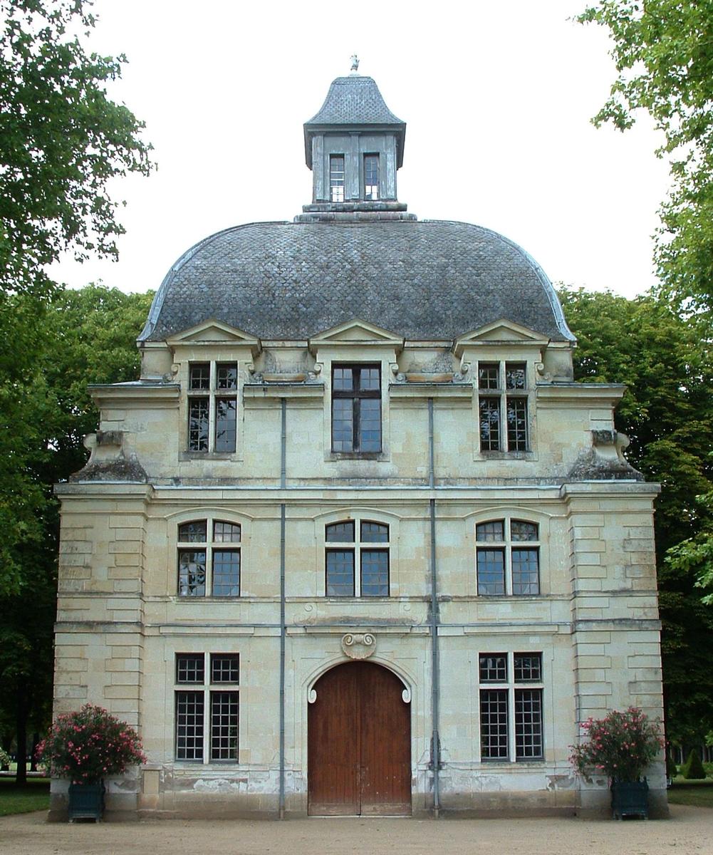 Château de Richelieu - Le dôme, un des rares bâtiments subsistant. Il faisait partie des communs du château 