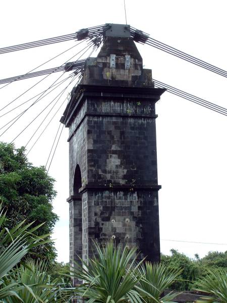 Pont suspendu de la Rivière de l'Est, La Réunion.Pylône 