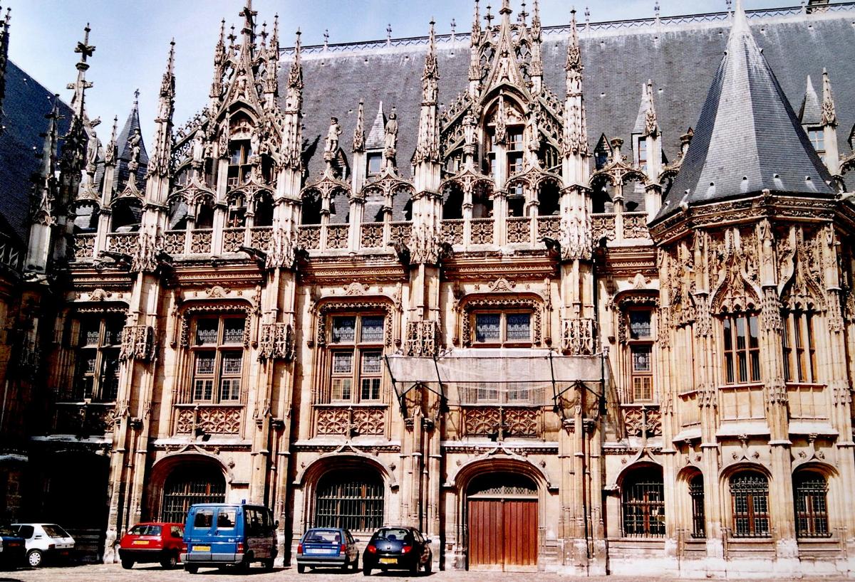 Rouen - Palais de Justice (ancien Echiquier de Normandie) – Partie gauche sur la cour d'Honneur 