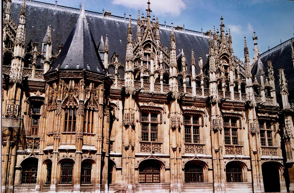 Rouen - Palais de Justice (ancien Echiquier de Normandie) – Partie droite sur la cour d'Honneur 