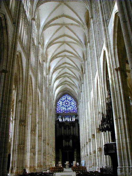 Abbatiale Saint-Ouen à Rouen.Nef vue de la croisée du transept 