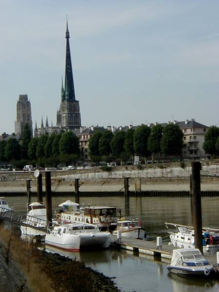 Cathédrale Notre-Dame, Rouen.Vue du port de l'île Lacroix 