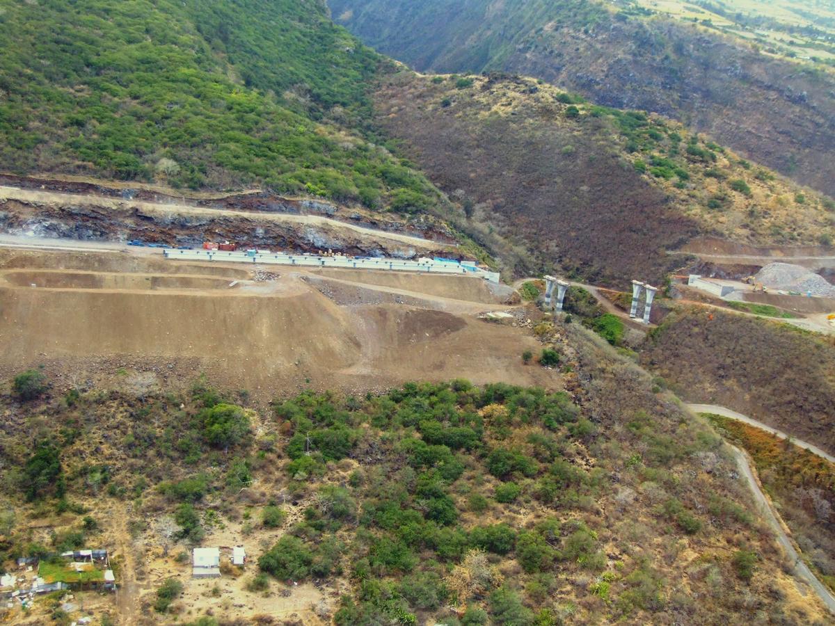 Fiche média no. 72898 Route des Tamarins - Viaduc de Bras-Grande-Ravine - Le viaduc en cours de construction vu d'hélicoptère (avant lancement de la charpente d'un tablier)
