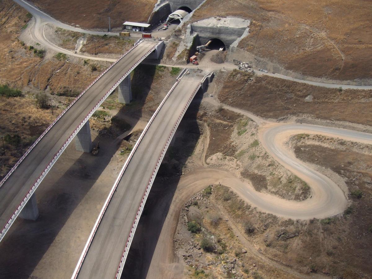 Route des Tamarins - Viaduc de Fleurimont et le tunnel du Cap La-Houssaye en cours de construction vus d'hélicoptère 