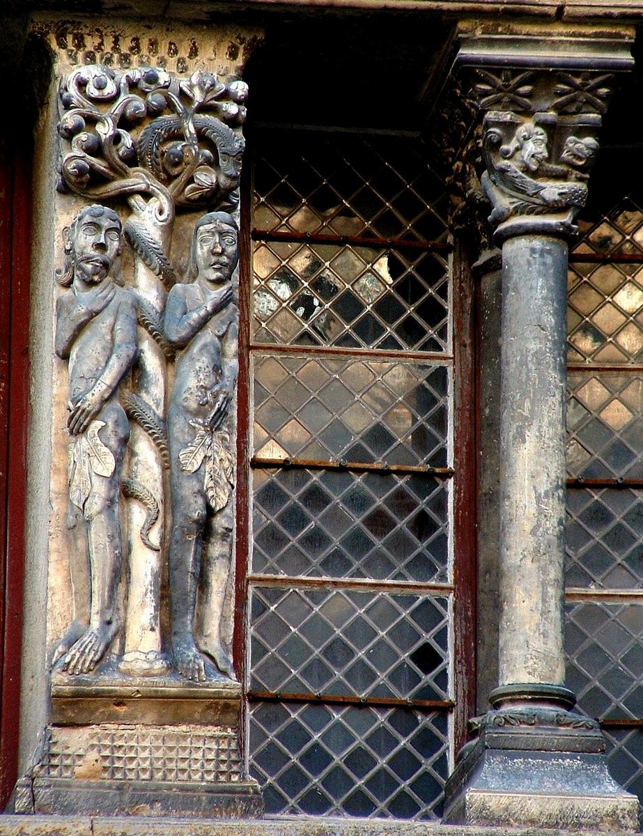 St-Antonin-Noble-Val Façade du Monument Adam et Eve 
