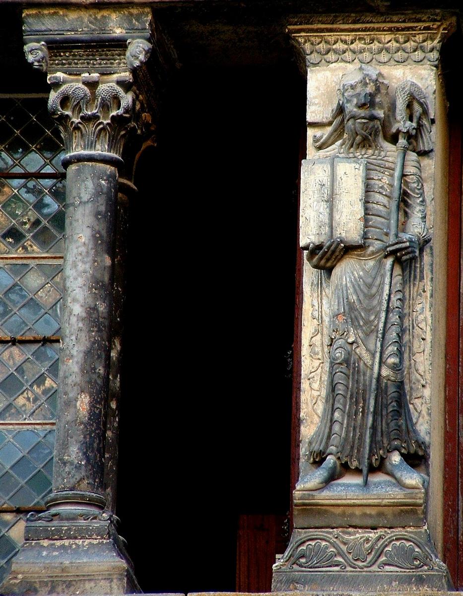 Saint-Antonin-Noble-Val - Ancien hôtel de ville - Façade - L'empereur Justinien portant les Institutes, recueil du droit romain 