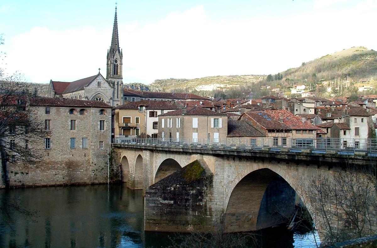 Saint-Antonin-Noble-Val - Le pont sur l'Aveyron et la ville 