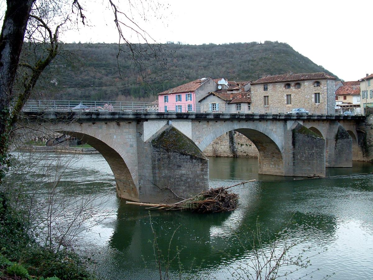 Pont sur l'Aveyron, Saint-Antonin-Noble-ValVu de l'amont 