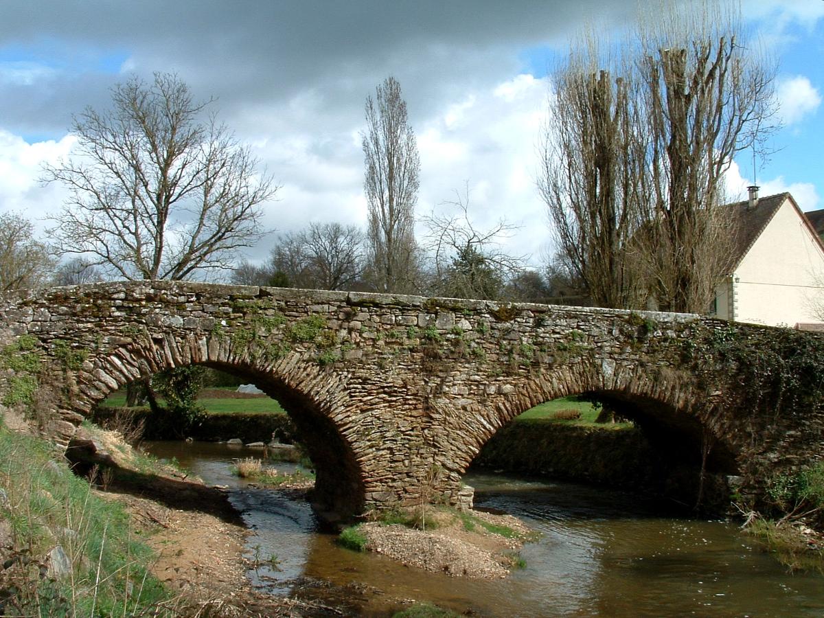 Römerbrücke über den Portefeuille, Saint-Benoît-du-Sault (Indre) 