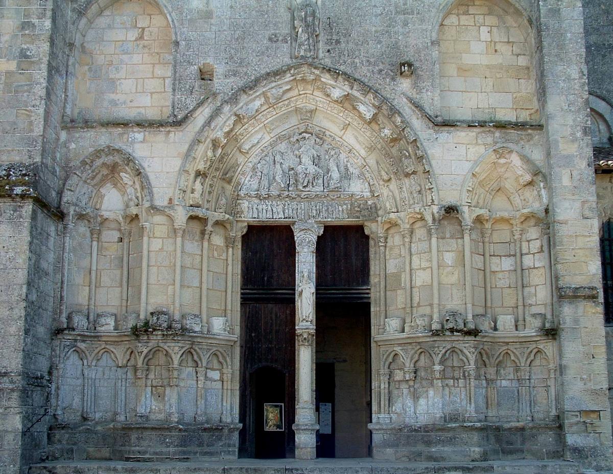 Saint-Emilion - Eglise collégiale - Portail gothique donnant accès au croisillon Nord du transept 