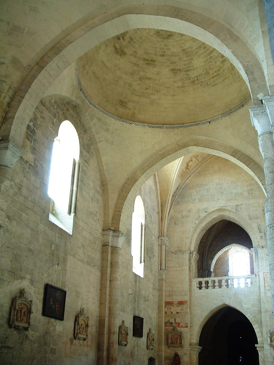 Saint-Emilion - Eglise collégiale - Nef romane sur file de coupoles, vue vers le porche de l'entrée 