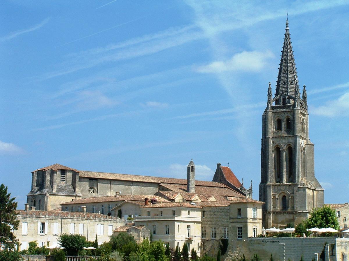 Saint-Emilion - Eglise collégiale - Ensemble de la collégiale avec le clocher de l'église rupestre 