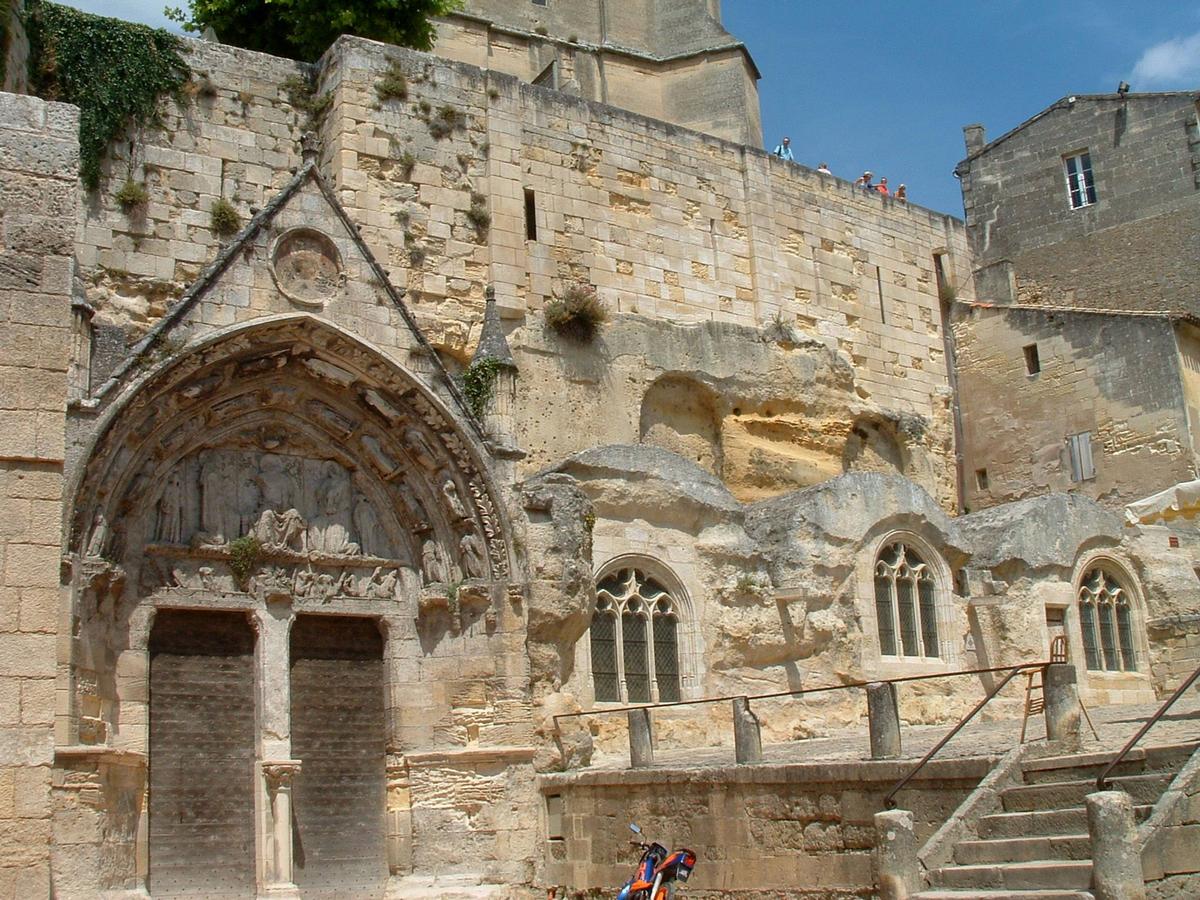 Saint-Emilion - Eglise rupestre (ancienne église paroissiale) - Portail d'entrée de l'église et fenêtres éclairant la nef 