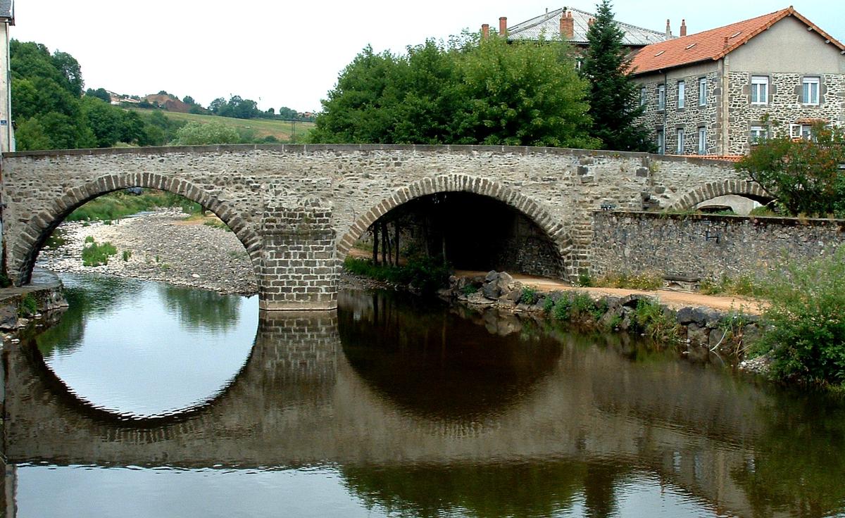 Pont Vieux de Saint-FlourEnsemble vu de l'aval 