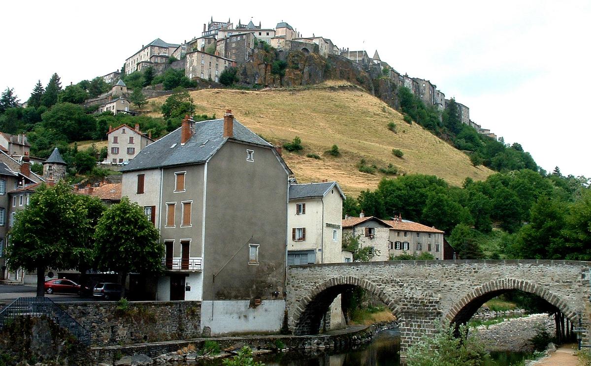 Saint-Flour - Pont Vieux, la ville haute et la cathédrale 