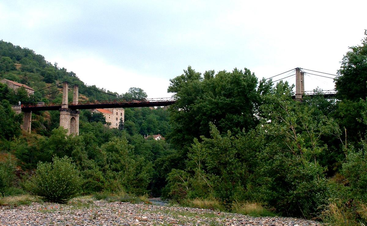 Saint-Ilpize - Pont suspendu vu des berges de l'Allier 