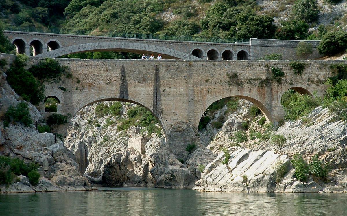 Saint-Jean-de-Fos - Pont du Diable et pont routier le remplaçant vus de l'aval 