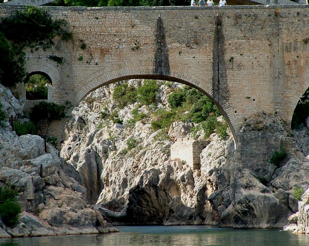 Saint-Jean-de-Fos - Pont du Diable vu de l'aval - Arche du 11ème siècle et ajouts du 19ème siècle 