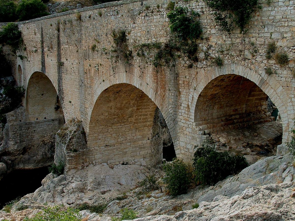 Saint-Jean-de-Fos - Pont du Diable vu de l'aval - Pont du 11ème siècle avec l'ensemble des ajouts faits au 19ème siècle 