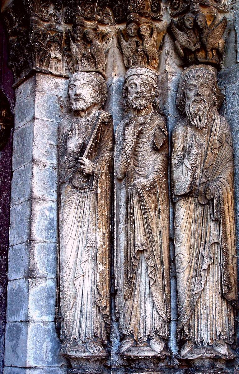 Saint-Loup-de-Naud - Prieuré - Portail - Statues-colonnes de l'ébrasement de droite - Saint Pierre et personnages de l'Ancien Testament 