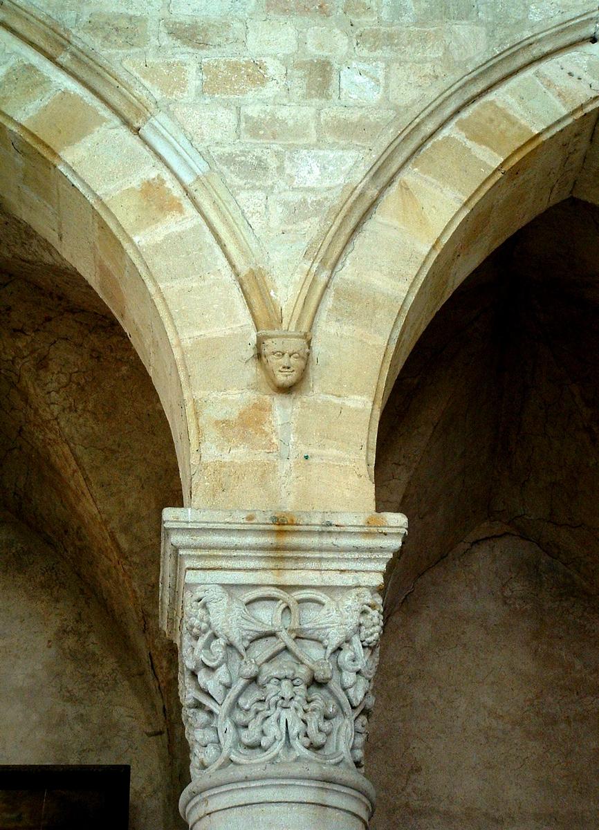 Saint-Menoux - Eglise Saint-Menoux - Choeur - Chapiteau roman avec voûtes 