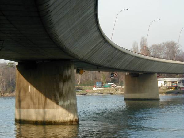 Autoroute A13.Viaduc de Saint-Cloud - Piles du pont sur la Seine 