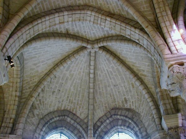 Abbaye de Saint-Denis. Chevet. Voûtes des chapelles de Suger 