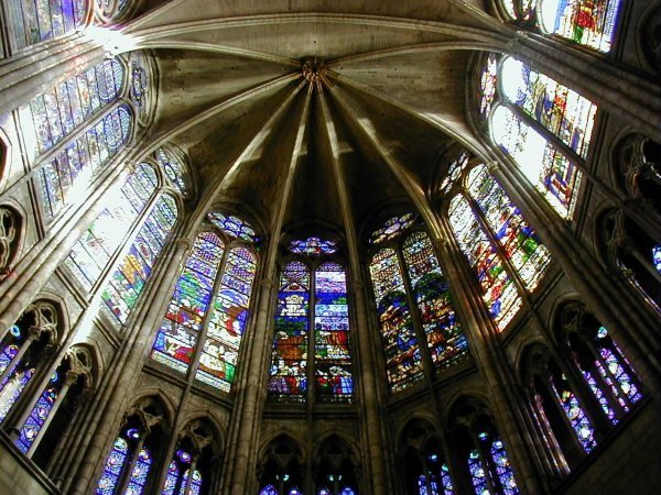 Abbaye de Saint-Denis. Voûtes et vitraux du choeur 