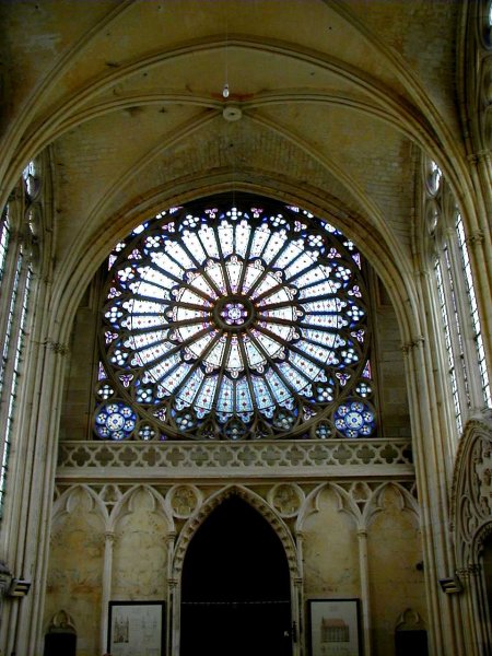 Abbatiale Saint-Germain-de-Fly.Sainte Chapelle - Rose 