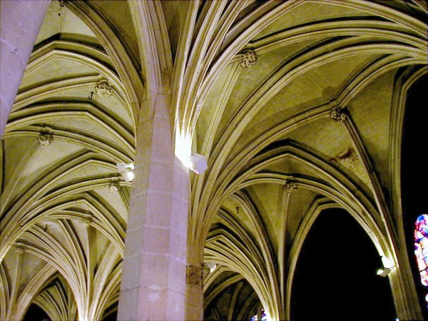 Double ambulatory with vaulting resembling a palm tree 