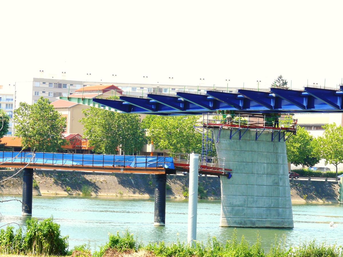 Mâcon - Pont urbain Sud - Le pont en cours de lancement et l'estacade d'accès aux piles 