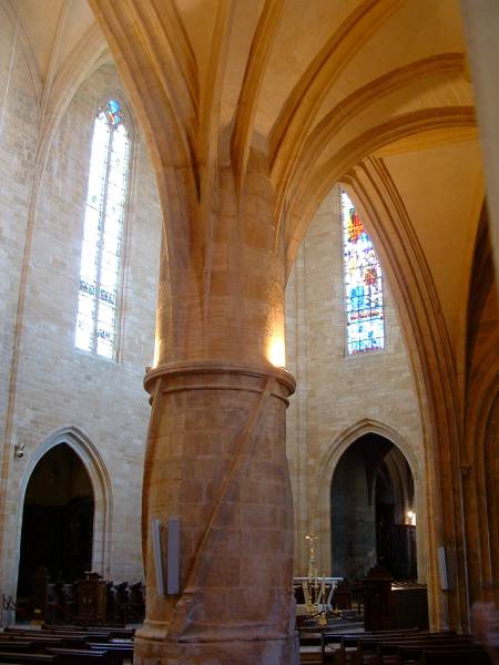 Cathédrale Saint-Sardos, Sarlat. Un pilier de la nef 