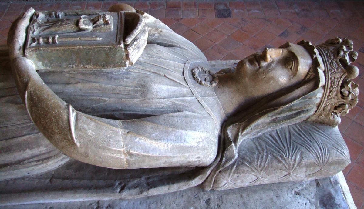 Fiche média no. 102730 Abbaye de la Piété-Dieu de l'Épau - Salle capitulaire - Gisant de la reine Bérangère de Navarre, veuve du roi Richard Coeur-de-Lion, et fondatrice de l'abbaye le 25 mars 1229