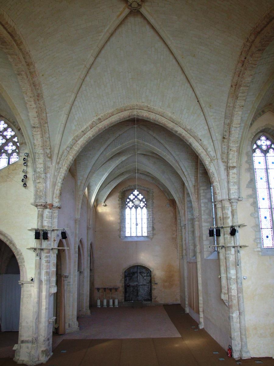 Abbaye de la Piété-Dieu de l'Épau - L'église abbatiale - La nef vue du choeur 