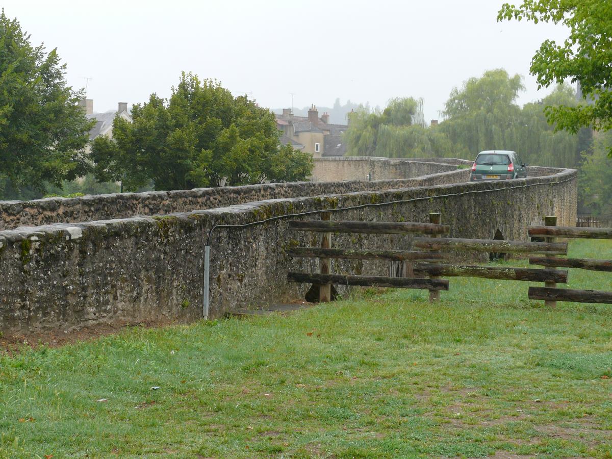 Fiche média no. 118199 Montfort-le-Gesnois - Pont romain de Pont-de-Gennes - On peut voir que le pont a une courbure en plan en rive gauche avant le franchissement de l'Huisne