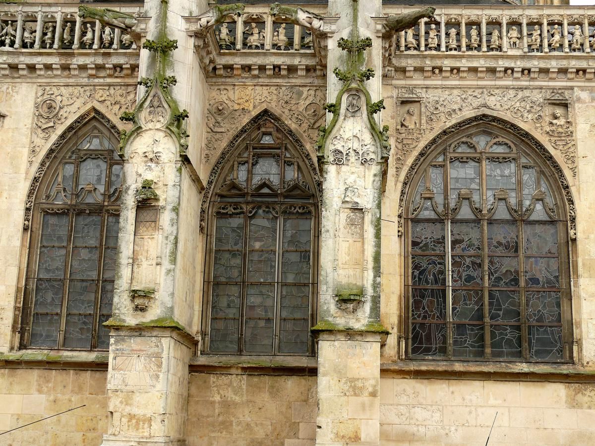 La Ferté-Bernard - Eglise Notre-Dame-des-Marais - Décoration du chevet au droit des chapelles latérales de droite 