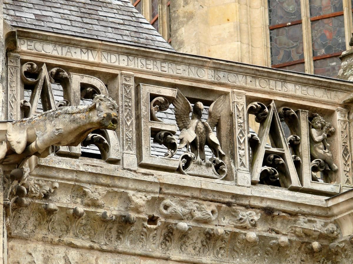 La Ferté-Bernard - Eglise Notre-Dame-des-Marais - Détail de la décoration du chevet 