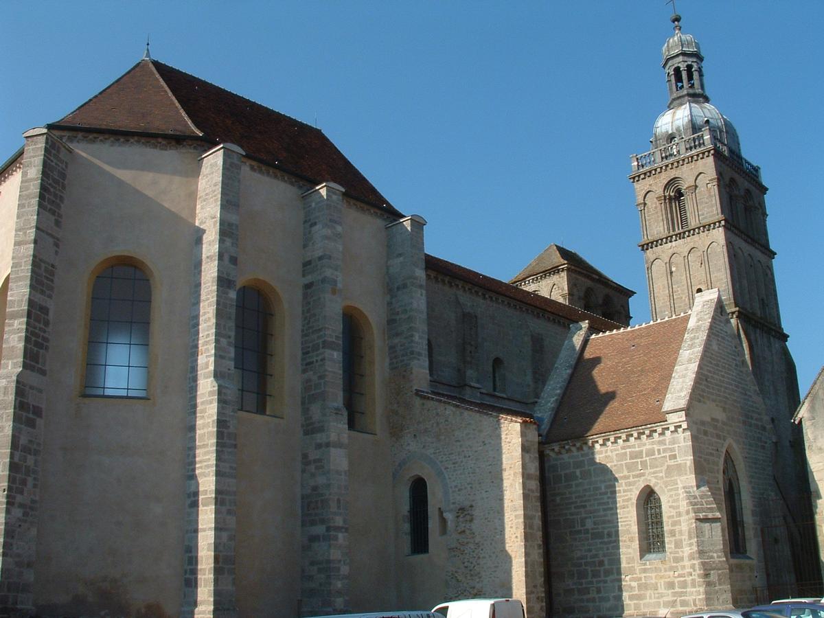 Saulieu - Basilique Saint-Andoche - Vue extérieure d'ensemble 