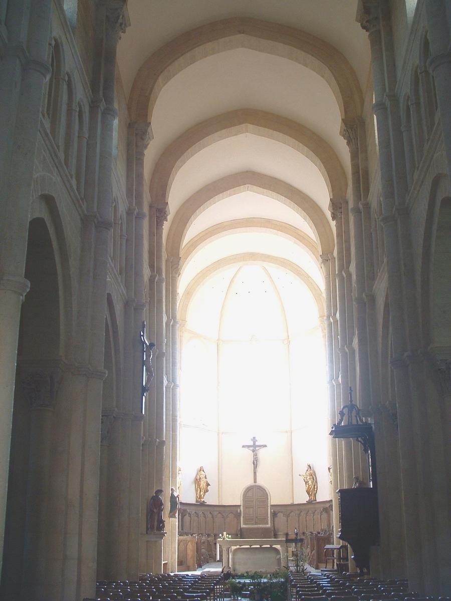 Saulieu - Basilique Saint-Andoche - Nef vue le matin 
