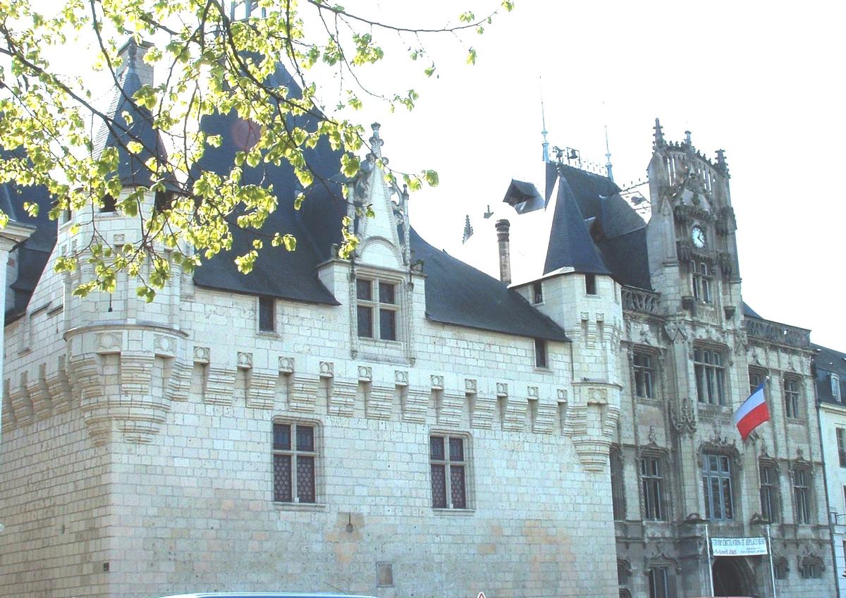 Saumur - Ancien Hôtel de ville avec l'Hôtel de ville actuel 