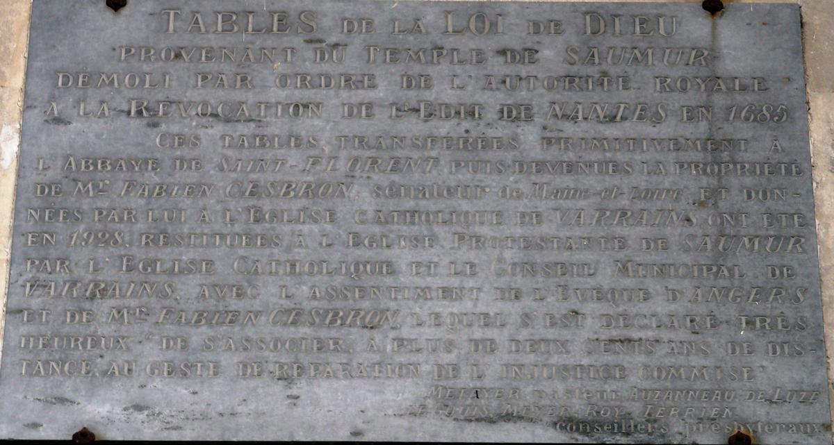 Fiche média no. 105244 Saumur - Temple protestant - Panneau commémoratif de la restitution en 1928 des Tables de la Loi du temple protestant de Saumur détruit après la révocation de l'édit de Nantes en 1685