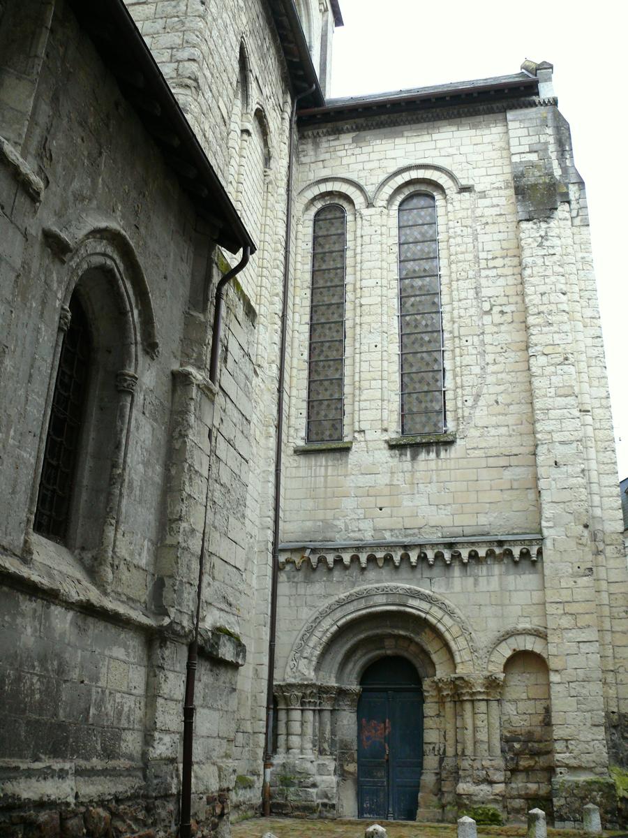 Saumur - Eglise Saint-Pierre - Portail dans le bras sud du transept 