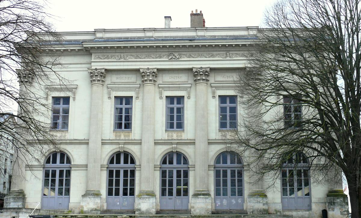 Théâtre de Saumur - La façade vers l'Hôtel de ville, les compositeurs d'opéras 