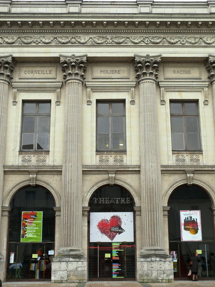 Théâtre de Saumur - La façade vers la rue principale près du pont Cessart. Les auteurs de pièces de théâtre 